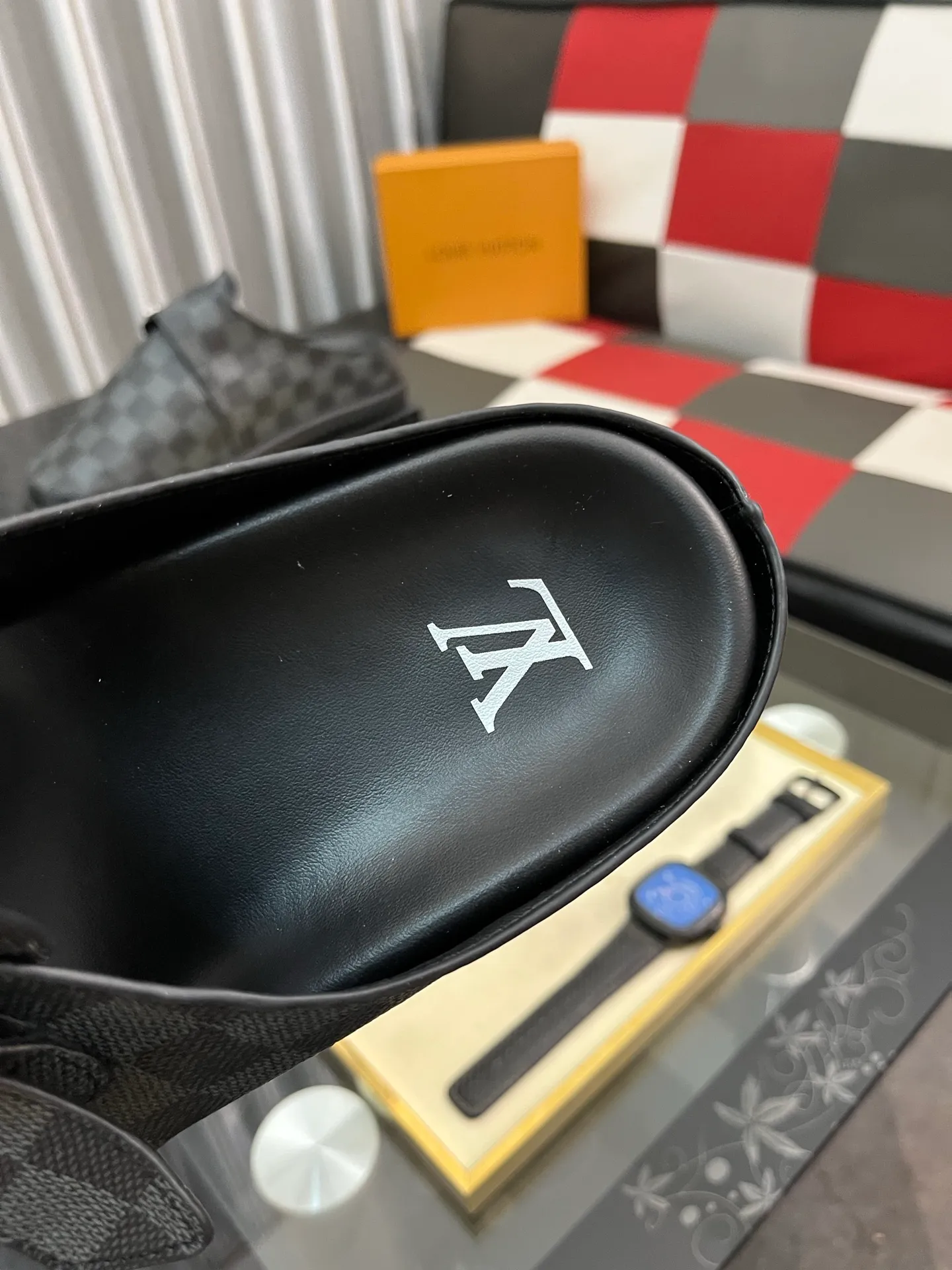 Men's shoes 💰380⌚️⌚️2025 new men's casual sandals and slippers, made of suede cow leather, with Monogram pattern to highlight the trendy style. Adjustable straps illuminated with LV letters, while a resilient insole and micro outsole provide lightweight comfort. Made of suede cow leather with embossed Monogram pattern and brand element metal hardware✅Adjustable straps➕Tough insole‼ ️Micro outsole. Comfortable and easy to wear‼ ️size: 38-443️⃣Colors available